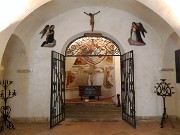 89 Particolare dell'ampio atrio tra chiesa superiore e chiesa-cripta inferiore